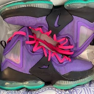 New Nike Lebron XIX shoes. Size 12